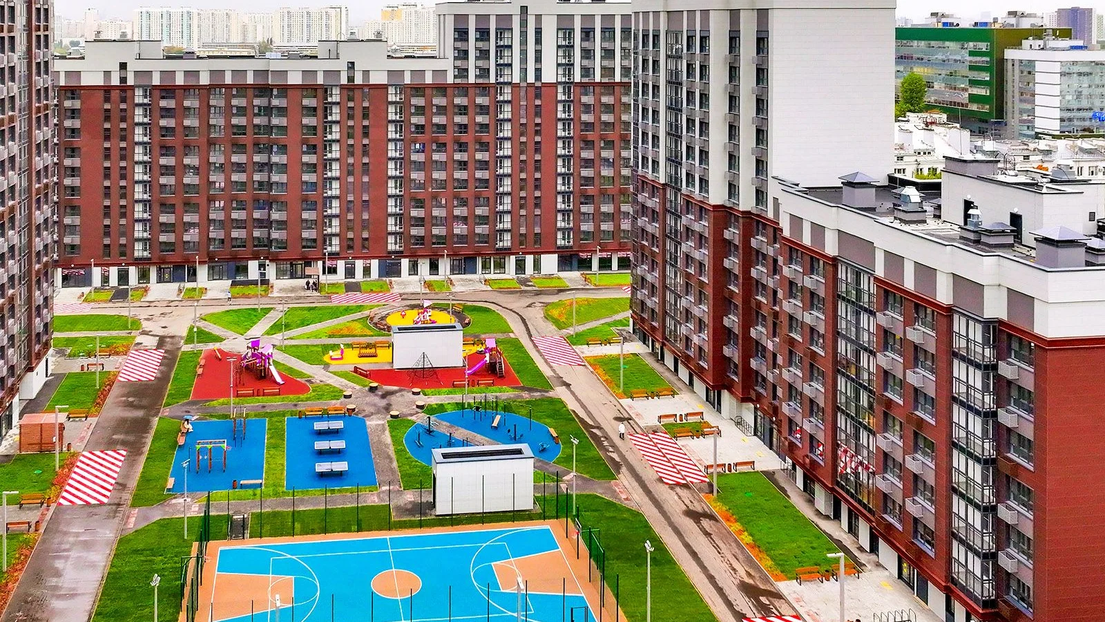 Новый жилой комплекс, построенный по программе реновации в Москве