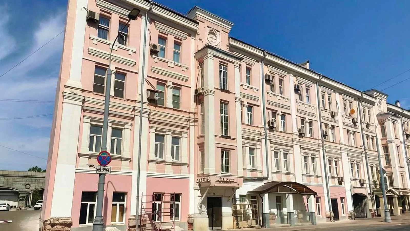 Фасад нежилого здания в Таганском районе Москвы рядом со станцией метро