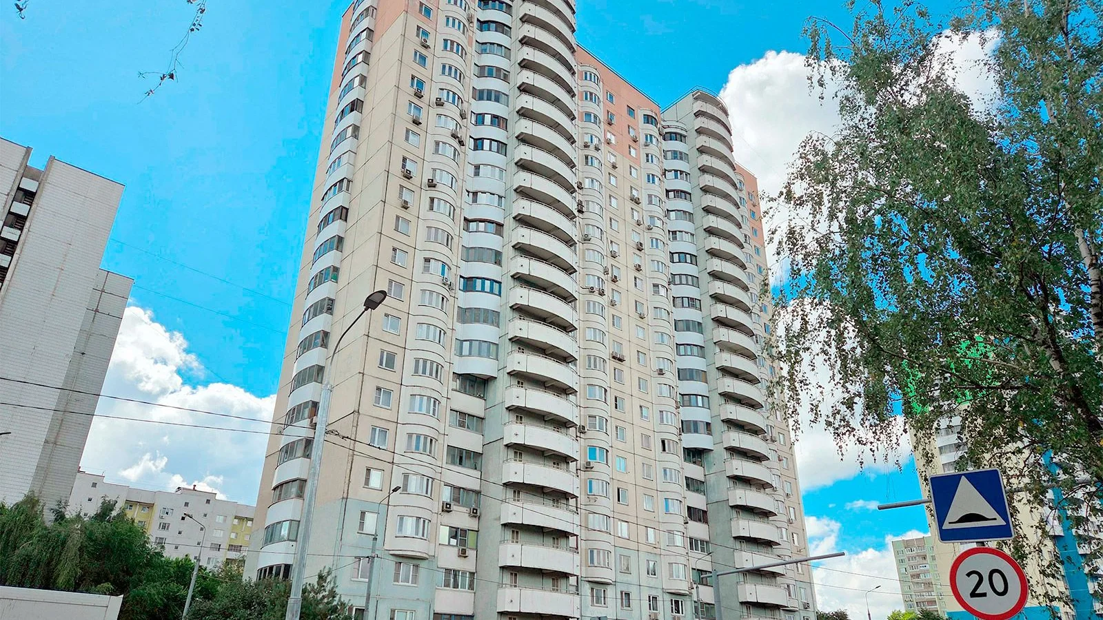 Фасад жилого дома с коммерческим помещением на первом этаже в Москве