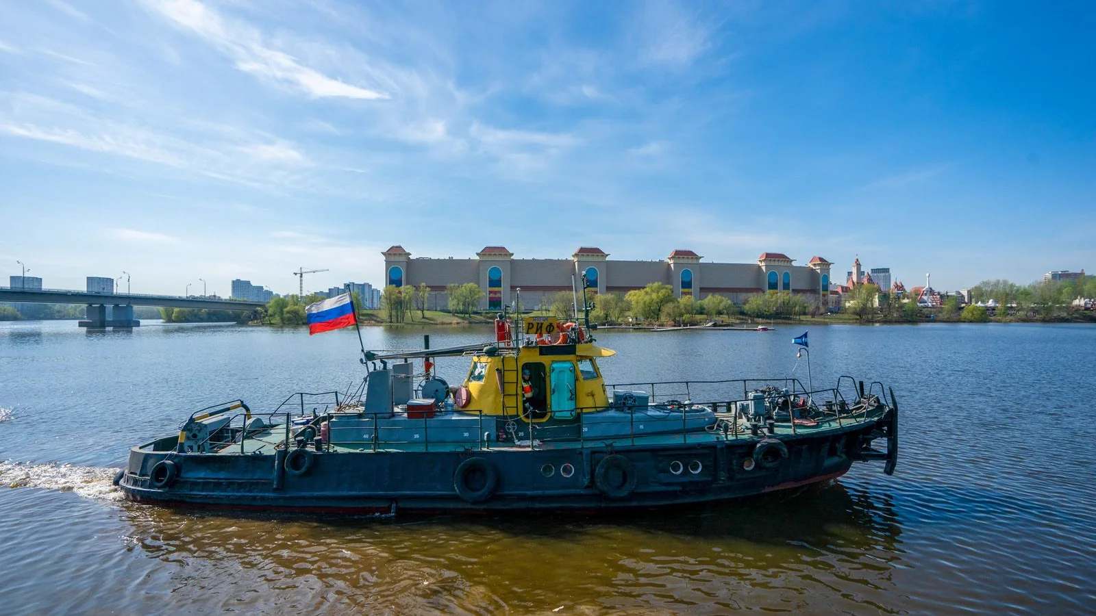 Коммунальное судно-мусоросборщик на Москве-реке